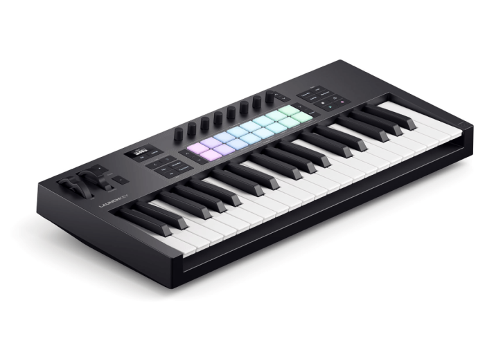 Novation Launchkey 37 MK4 Schuin Rechts